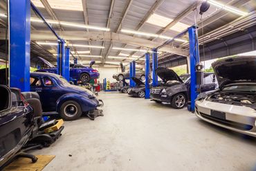 Many car repairing in Shop