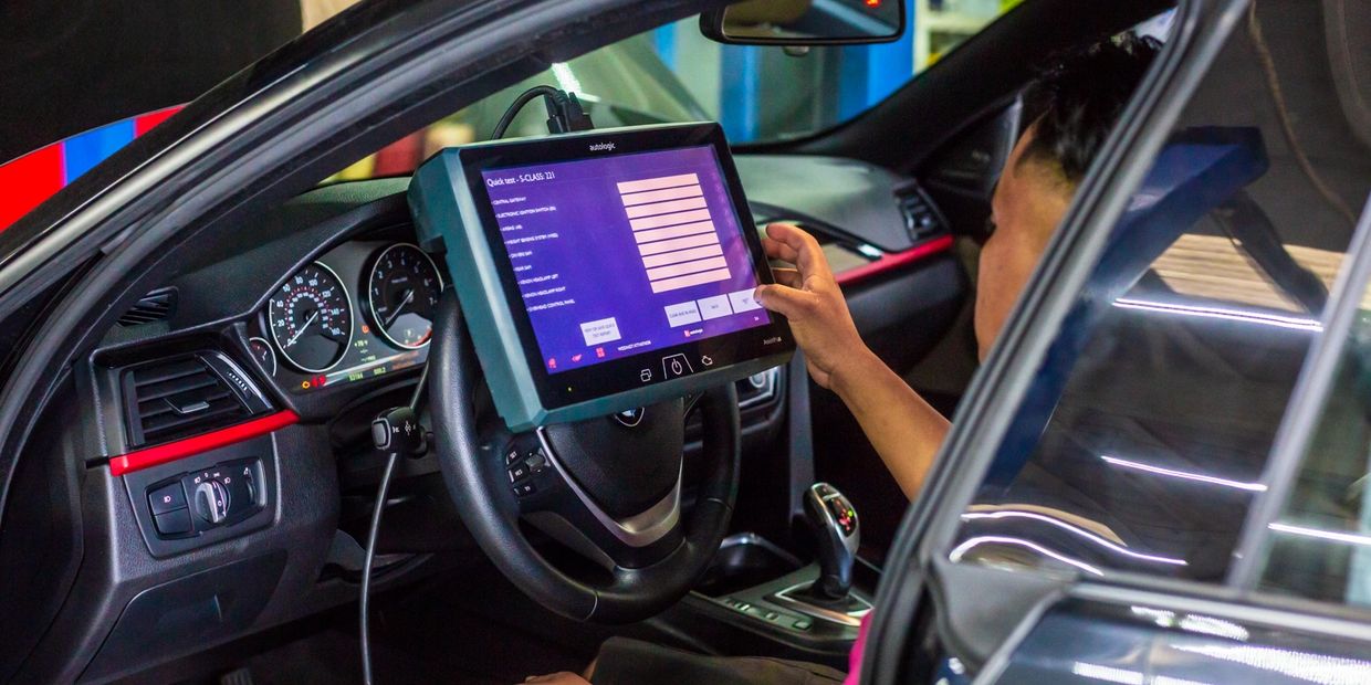 a person using the screen in the car 