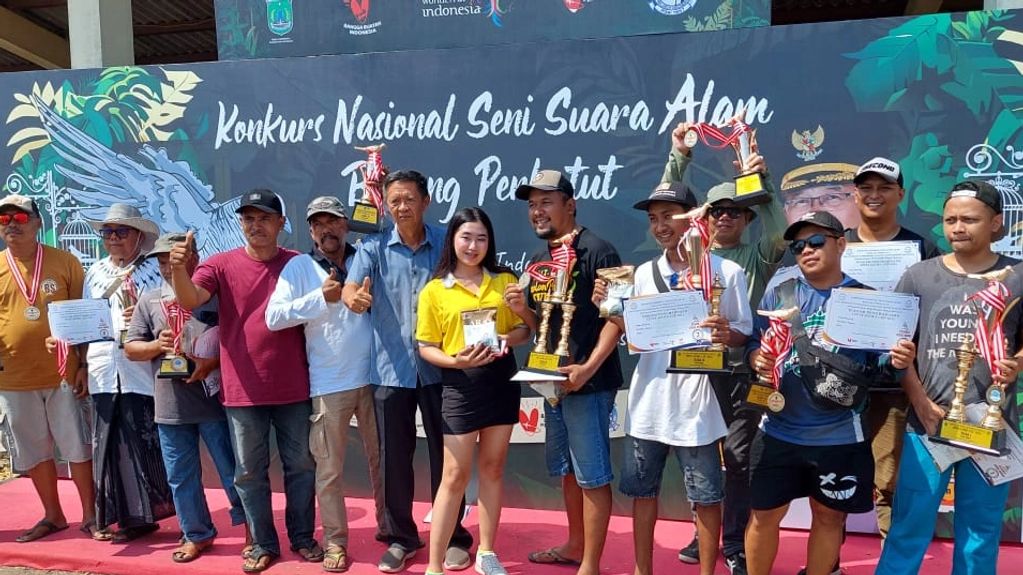 Pemberian hadiah ARAS PERKUTUT kepada para pemenang lomba burung perkutut di P3SI Nasional

