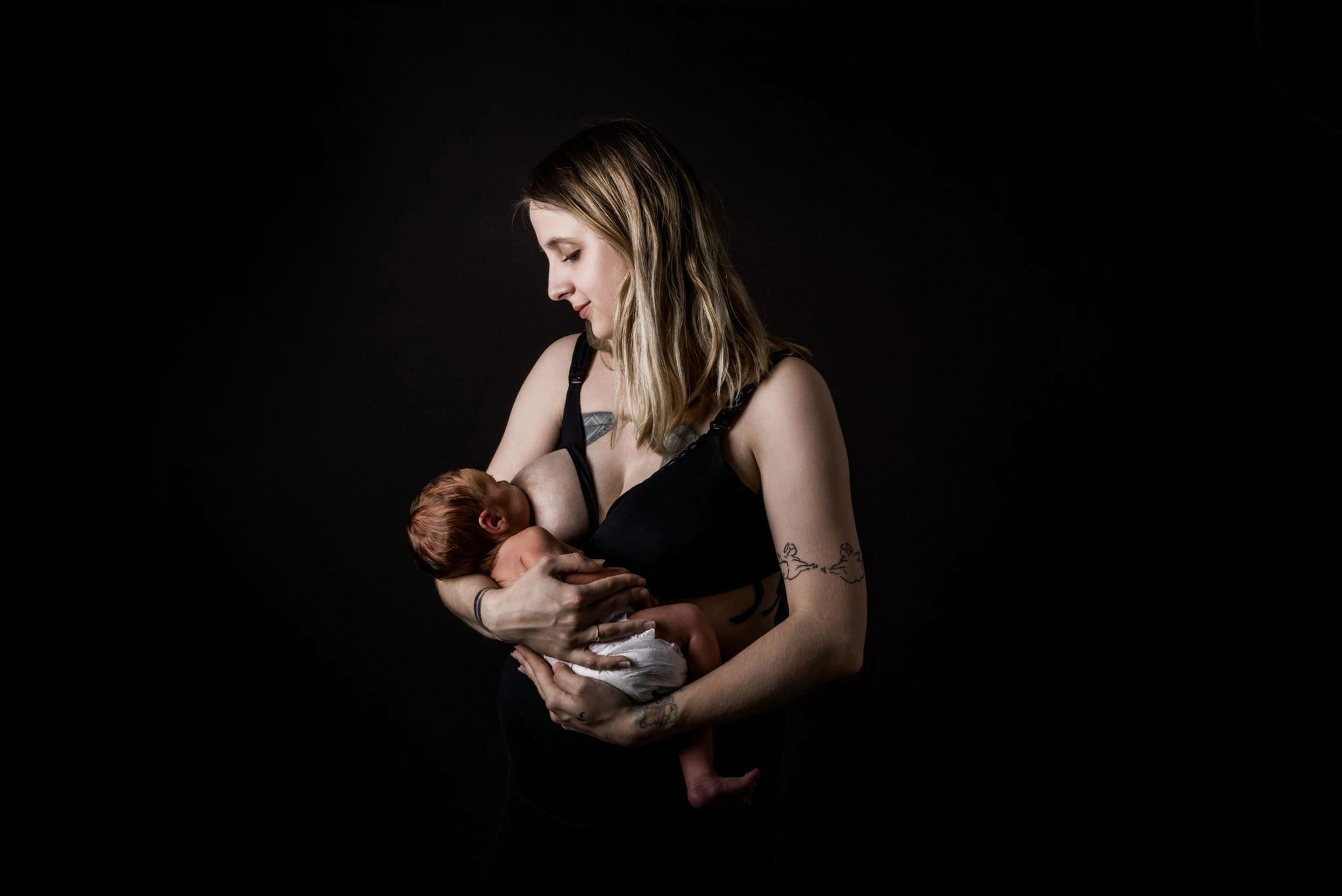 Liebevoll gestilltes Baby, selbstsicher Stillen