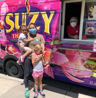 Suzy Thai Food Neighborhood Coordinator at the Food Truck with daughters. Covid-19