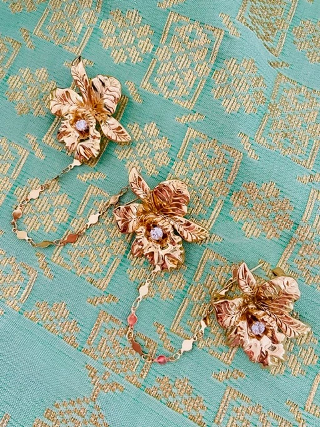 Orchids. Reminiscent of the Vanda Miss Joaquin, this set of Kerosang will go very well with the Keba