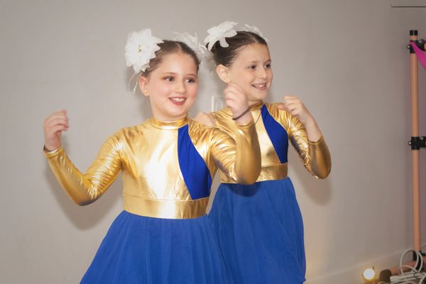 Beginners gymnastics class for girls age 7 age 8 age 9 age 10, beginner jazz class, acro class