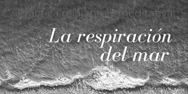 Waves gently crashing on the shore with text "La respiración del mar".