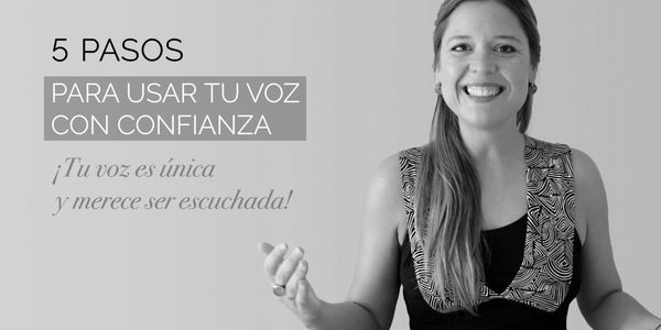 Mujer sonriente presenta 5 pasos para usar la voz con confianza.