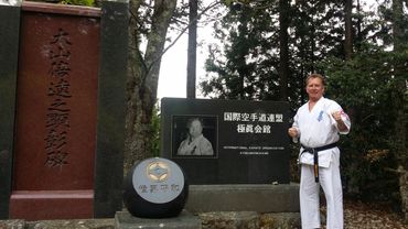 Doug Turnbull at Mas Oyama's shrine showing Respect
