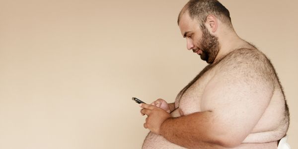 fat guy texting