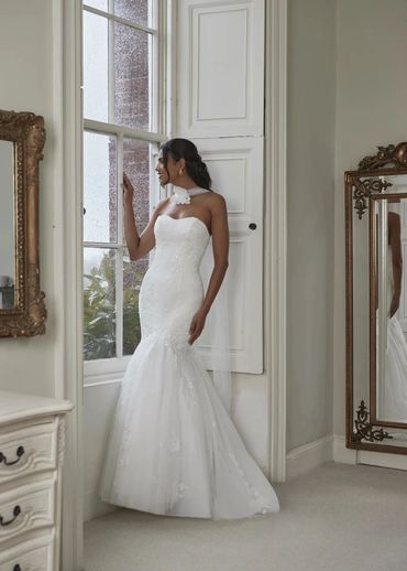 Strapless lace mermaid wedding dress with tulle skirt