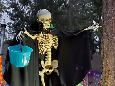 Family friendly haunted house yard decorations