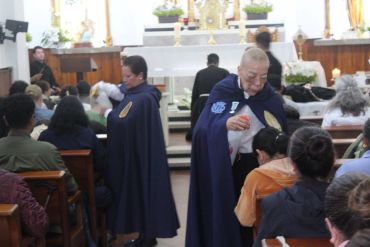 Sacerdotes repartiendo la comunión en una iglesia.