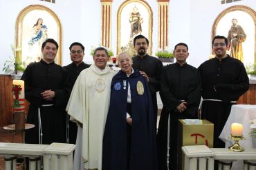 Grupo de sacerdotes y religiosas en iglesia.