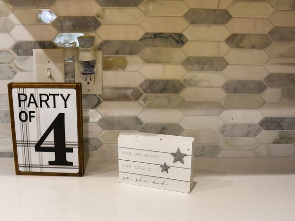 Multitoned hexagonal stone backsplash