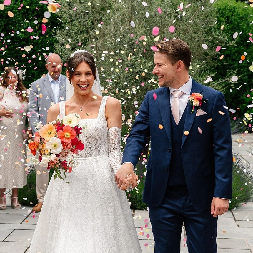 Abbotts Court rural retreat Summer wedding flowers