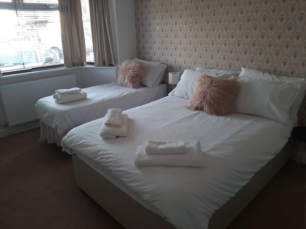 Large double/twin room homefromhomestay bed and breakfast in Margate