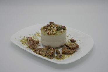 Semifreddo al pistacchio e mandorla, ricoperto di glassa al pistacchio, su un biscuit al cacao

