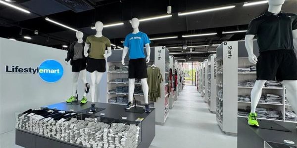Mannequins displaying activewear in a modern Sportswear store.