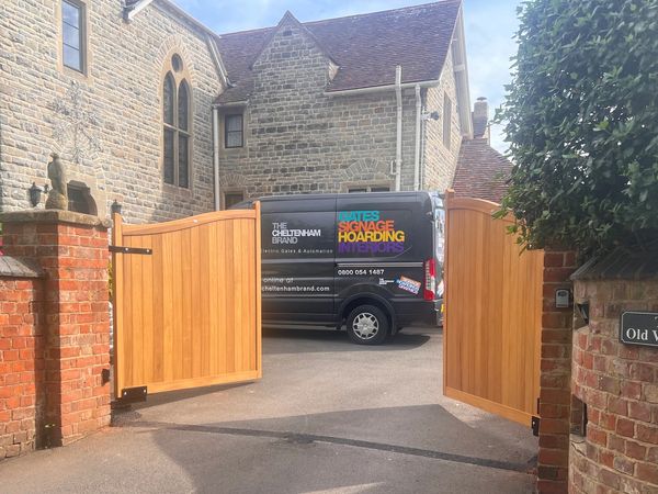 IROKO double driveway gates - Gate installation with automation kit.