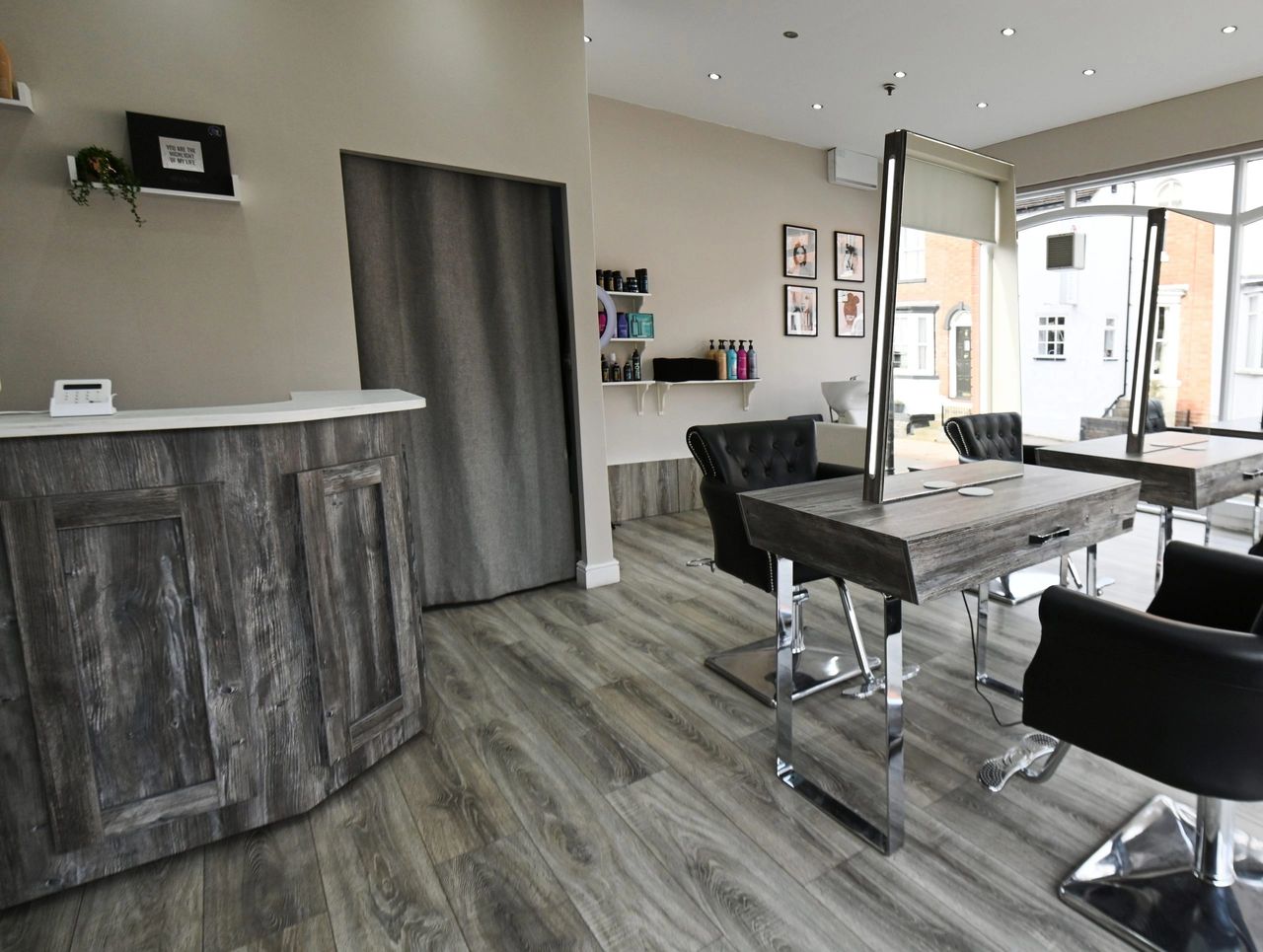 Otočno salonsko ogledalo dizajna Inspiring Salons Otočno salonsko ogledalo dizajna Inspiring Salons