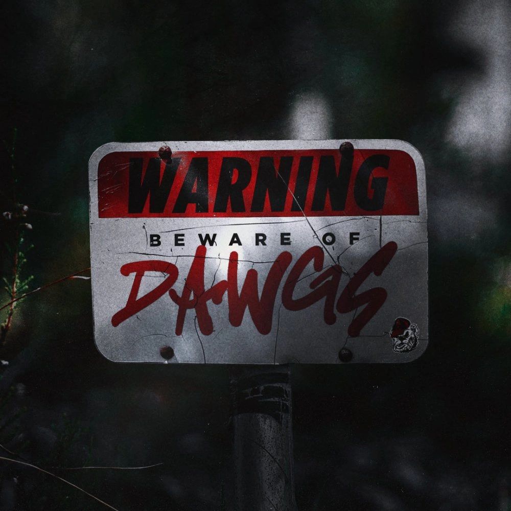 Sign warning to beware of dogs.