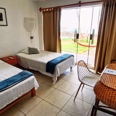 Habitación dos camas frente al mar