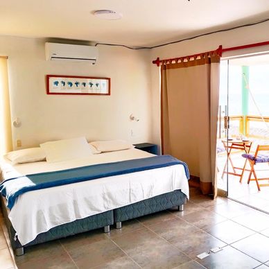Habitación con cama king size y aire acondicionado frente al mar