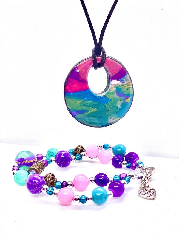 Brilliant set including round clay pendant and beaded bracelet in purple, pink and blue 