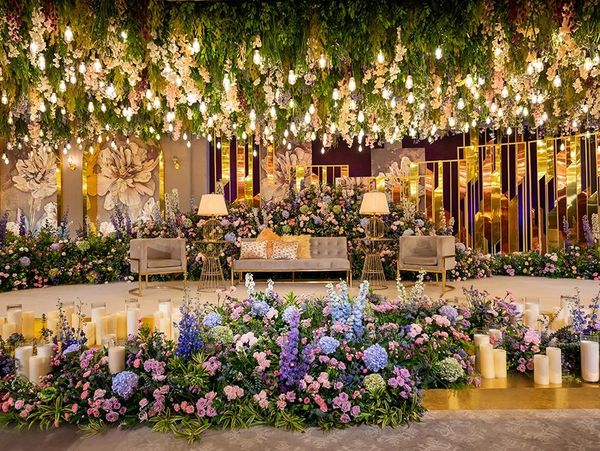 This is a luxurious and dramatic wedding. The wedding decorations are thick, hanging wedding flowers