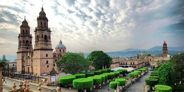 PLAZA DE ARMAS DE LA CIUDAD DE  MORELIA. 
CATEDRAL EN EL CENTRO HISTORICO DE MORELIA