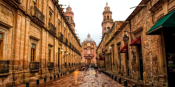 CENTRO HISTORICO DE LA CIUDAD DE MORELIA.
AL FONDO, LA CATEDRAL DE MORELIA.