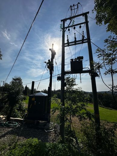 Oppsett av nettstasjon på distribusjonsnettet. Arbeid i mast og i høyden med lav og høyspentkabling.