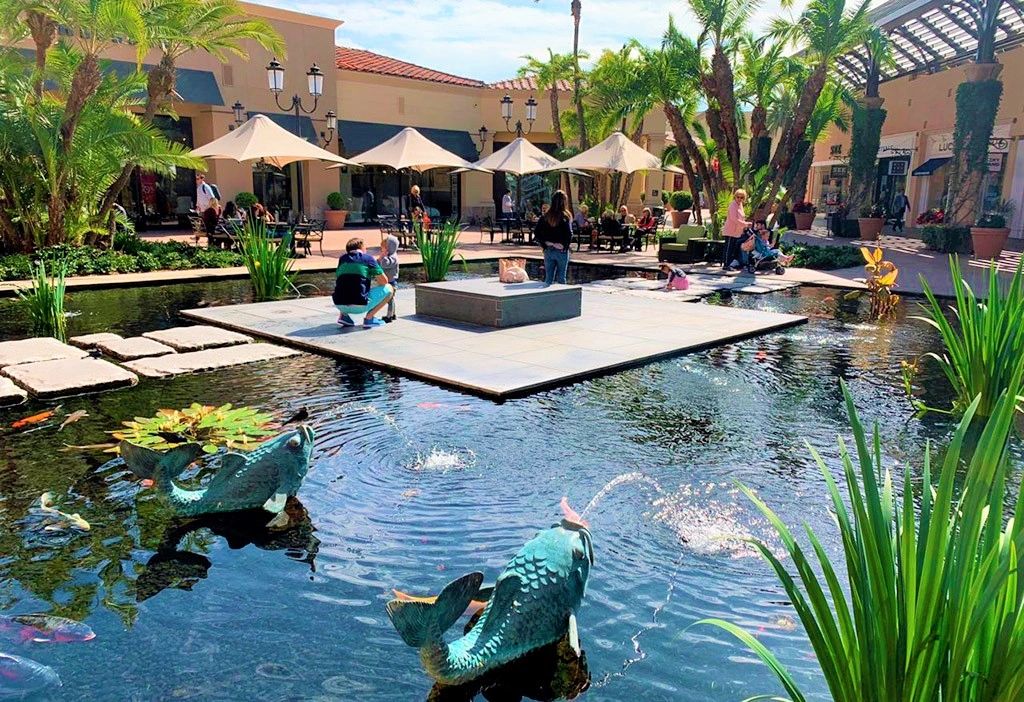 Koi pond at Fashion Island. - Picture of Newport Beach, Orange