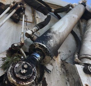 Garbage truck hydraulic cylinder