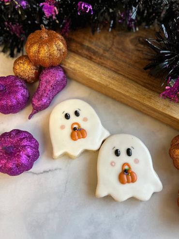 Cute ghost Halloween cookies. 