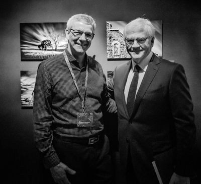 L’auteur photographié avec l'ambassadeur du Canada en France,  Monsieur Lawrence Cannon