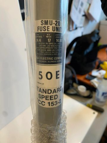 Close-up of an SMU-20 fuse unit label with electrical specifications.