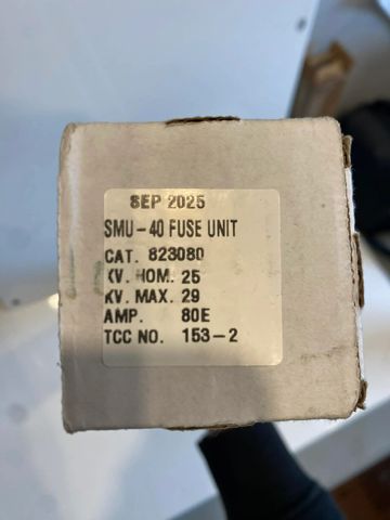 Box label for SMU-40 fuse unit with specifications and expiry date.