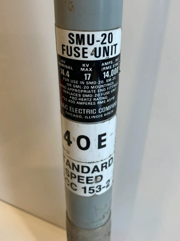 Close-up of a gray SMU-20 fuse unit with electrical specifications.