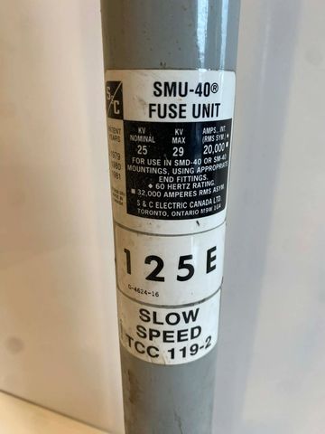 Close-up of an SMU-40 fuse unit label showing electrical specifications and slow speed rating.