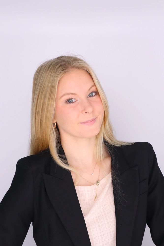 Elle headshot wearing a black blazer jacket and pink top
(COPYRIGHT ELLE MANNION DO NOT USE -2025)