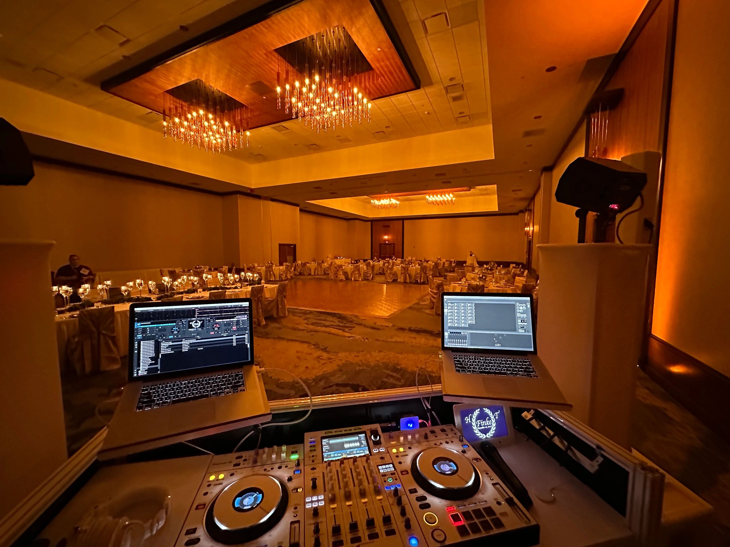Wedding elegant uplighting at an Omaha Venue.  Dietrich Entertainment