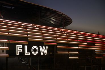 Le Flow bar avec terrasse "Le Quai", le "Rooftop" et le Club, en bored
Port des Invalides au  pied d