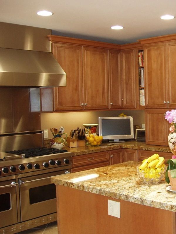 A traditional style kitchen in Palm Springs, California