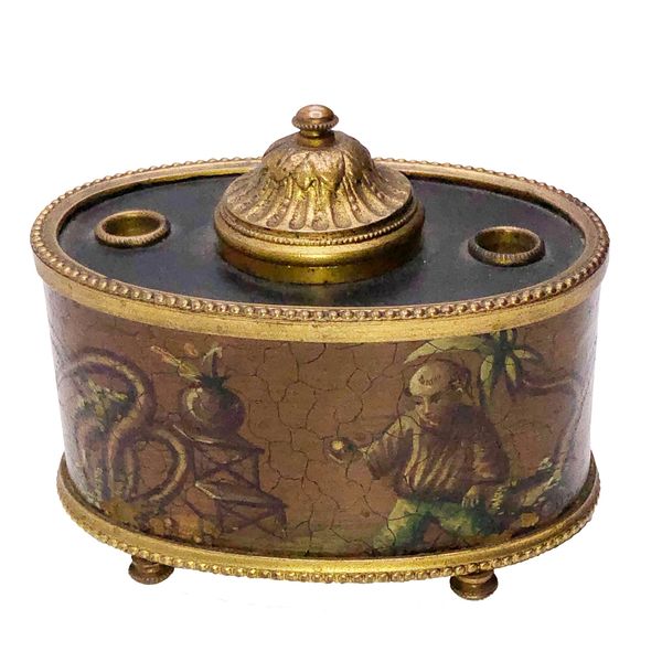 A mid 19th century chinoiserie ink well with ormolu from France. Circa 1860.

3.75” Wide x 2.75” Dee