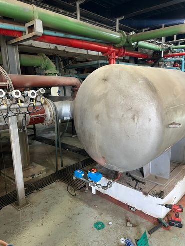 Automatic water drain valve for large scale compressed air systems. 