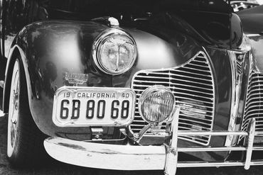 Close-up of a vintage 1940 California car front with license plate 6B 80 68.