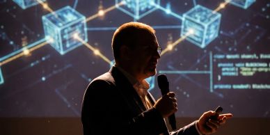 Persona dando una charla sobre blockchain y tecnología.