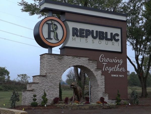 Parking lot sweeping service in Republic MO for commercial property