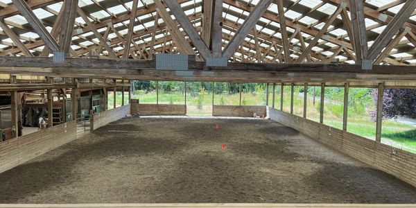 Covered arena with excellent rubber/sand  blend