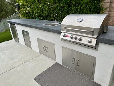 BBQ with friends while your family is having fun in the swimming pool/spa