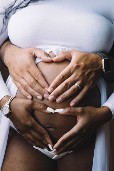 hands on belly maternity photo shoot